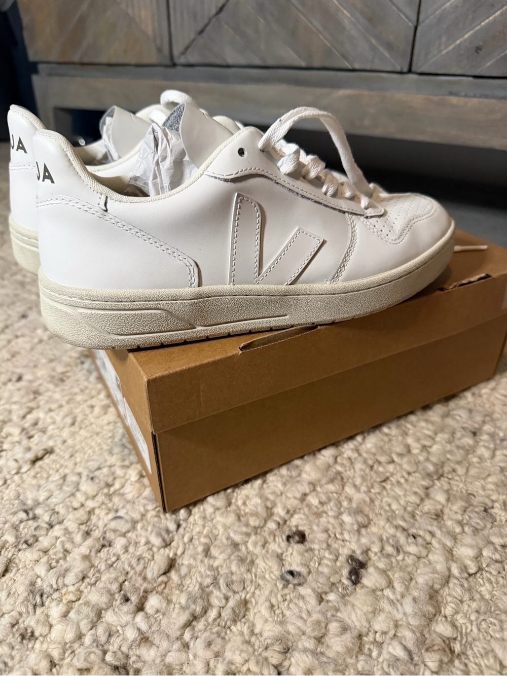 Veja White Leather Low-Top Sneakers - Picture 2 of 6